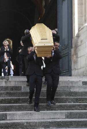 Sortie du cercueil de Catherine Lachens ce samedi 7 octobre lors de ses obsèques en l’église Saint-Roch à Paris
