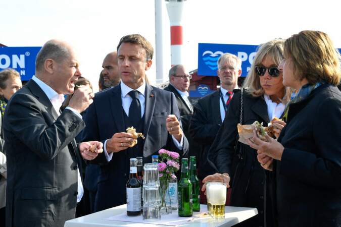 Brigitte Macron savoure un sandwich au poisson et... une pinte de bière !