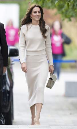 Catherine (Kate) Middleton, en total look écru à l'université de Nottingham le 11 octobre 2023.