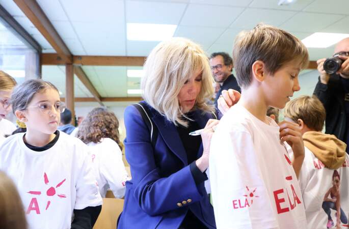 La Première Dame Brigitte Macron dédicace les t-shirt des ambassadeurs ELA, le 16 octobre, à l'école Lemercier, dans le 17e arrondissement de Paris.