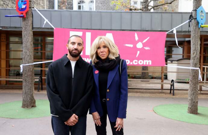 Brigitte Macron prend la pose avec l'écrivain Sabyl Ghoussoub, l'auteur de la dictée ouvrant la semaine ELA, lundi 16 octobre, dans le 17e arrondissement de Paris.