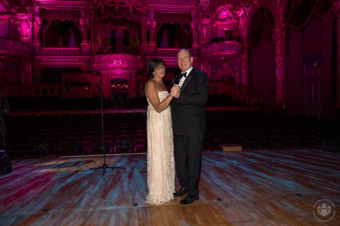Le prince Albert II et la princesse Stéphanie sur la piste de danse du  Casino de Monte-Carlo le vendredi 20 octobre 2023 à l'occasion du Bal du Centenaire en hommage au Prince Rainier III.