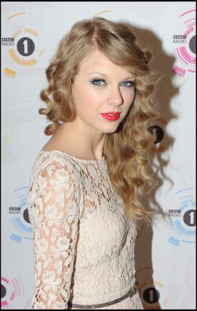 À la soirée des BBC Teean Awards en 2010 à Londres, elle positionne sa longue chevelure ondulée sur un côté pour adopter la coiffure tendance du moment sur le tapis rouge : le side hair