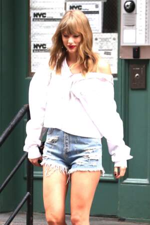 Taylor Swift en juillet 2018 à New York laisse doucement pousser ses cheveux pour arborer un beau carré long cendré
