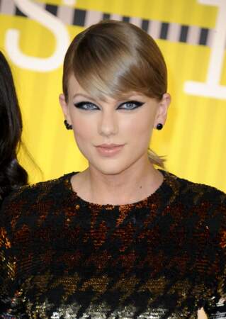 En 2015, à la soirée des MTV Video Music Awards à Los Angeles, Taylor Swift prouve qu'on peut travailler un carré court en coiffure sophistiquée. Elle mise sur une queue de cheval basse parfaitement maitrisée. 