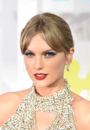 Si elle semble avoir finalement trouvé sa signature capillaire, sur le photocall des Video Music Awards en août 2022, Taylor Swift semble également avoir désormais une mise en beauté qu'elle ne quitte jamais composée d'un liner noir et d'une bouche rouge incendiaire. 