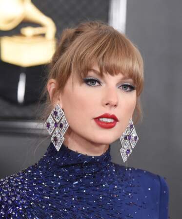 En février 2023, sur le photocall de la cérémonie des 65ème Grammy Awards à Los Angeles, Taylor Swift fait sensation avec une mise en beauté sophistiquée.  