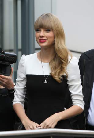 Taylor Swift devant les studios de la radio NRJ a Paris en 2012 semble raffoler du side hair, une coiffure qu'elle porte à chacune de ses dernières apparitions. 