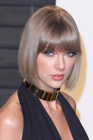 Lors de la soirée "Vanity Fair Oscar Party" après la 88ème cérémonie des Oscars à Beverly Hills, Taylor Swift renoue avec son carré court impeccable blond cendré