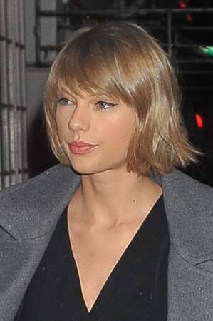 Quelques semaines après avoir coupé son carré, Taylor Swift lui donne du mouvement pour une allure moins sophistiquée en tournant les pointes vers l'extérieur. 