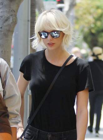 En avril 2à16, Taylor Swift crée la suprise avec ses cheveux blond platine. Une couleur qui lui donne du peps et devergonde son allure sage. 