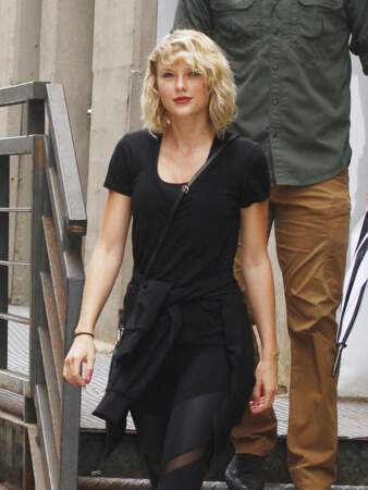 Taylor Swift se promène, accompagnée de ses gardes du corps, dans les rues de New York avec sa coiffure ondulée et son blond californien qui lui procure une allure à la Maryline Monroe. 