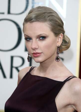 Lors de la 70ème soiree des Golden Globe Awards à Beverly Hills en janvier 2013, la star délaisse ses boucles au profit d'un chignon élégant ultra sophistiqué qui dévoile son visage sans sa frange, piquée dans la coiffure. 