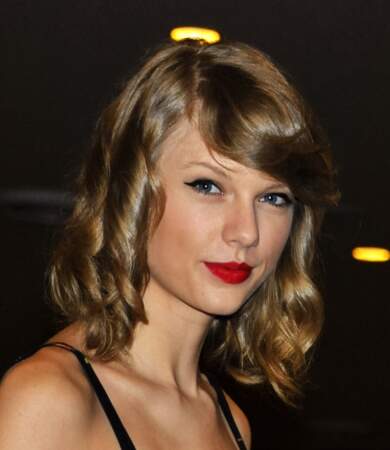 En 2014, Taylor Swift crée la suprise en coupant ses cheveux longs. Elle porte un carré mi-long avec sa frange placée vers le côté. Un carré qu'elle décline, du bouclé au lisse, selon ses envies. 