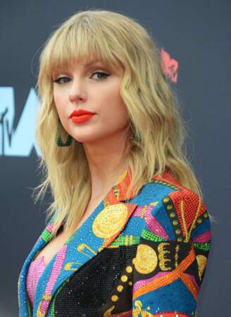 Sur le photocall des MTV video music awards en août 2019, la star semble avoir succombé à nouveau au balayage blond californien. 