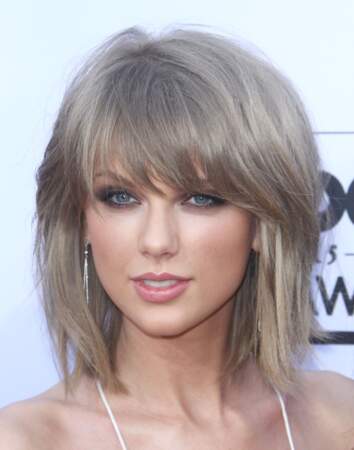 Pour assister à la soirée des "Billboard Music Awards" à Las Vegas en 2015, elle mise sur un volume XXL qui donne à son style une allure rock et féminine. 