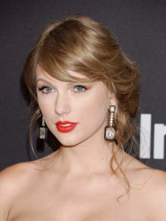 Lors de la 76ème cérémonie annuelle des Golden Globe Awards au Beverly Hilton Hotel à Los Angeles, Taylor Swift renoue avec sa coiffure fétiche, le chignon flou