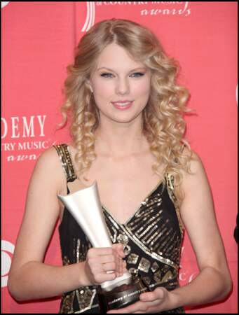 En 2009, elle continue de porter ses cheveux ondulés lors de la 44ème édition de l'Academy of Country Music Awards à Las Vegas