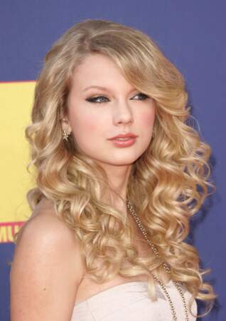 En 2008, Taylor Swift apparait les cheveux longs et bouclés aux MTV Video Music Awards