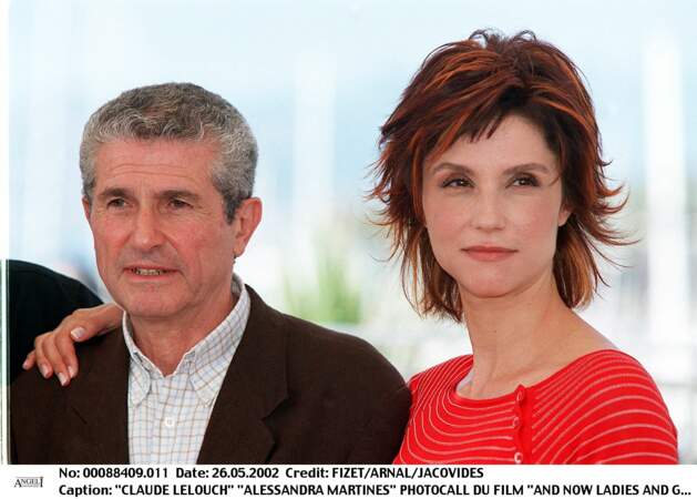 Claude Lelouch accompagné d'Alessandra Martines au photocall du film "And now... Ladies and Gentlemen", à Cannes, en 2002.