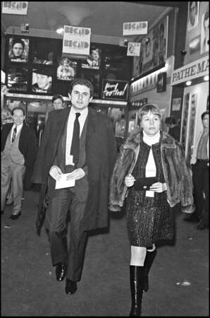 Claude Lelouch et Annie Girardot à la sortie d'un concert de Gilbert Bécaud, à Paris,  en 1968.