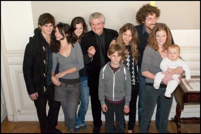 Claude Lelouch entouré de ses enfants pour la remise de la médaille Grand Vermeil à la mairie de Paris, en 2010.
