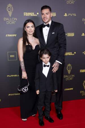 Ederson avec sa femme Lais Moraes et leur fils Henrique Moraes lors de la 67ème cérémonie du Ballon d’Or au Théâtre du Châtelet à Paris
