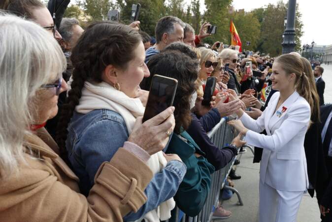 Le public espagnol voulait une photo de la princesse Leonor à la suite de sa cérémonie de serment à Madrid, le 31 octobre 2023.