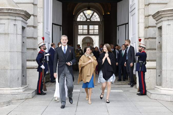 Le roi Felipe VI d’Espagne et ses deux filles, la princesse Leonor, l'infante Sofia d'Espagne devant le palais royal, à Madrid, le 31 octobre 2023.