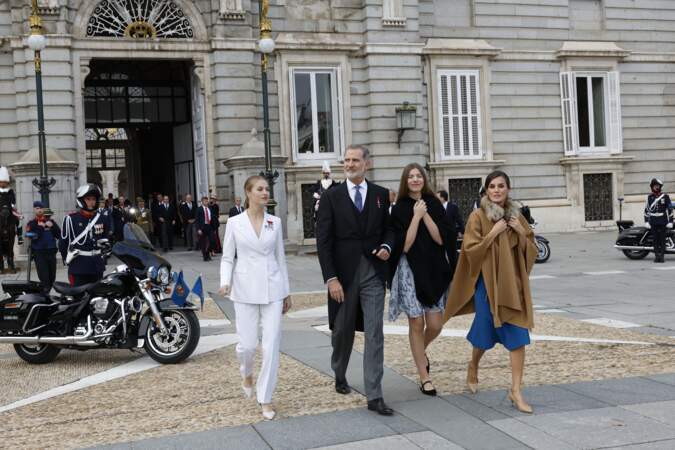 Le roi Felipe VI d’Espagne, la princesse Leonor, l'infante Sofia d'Espagne et la reine Letizia d’Espagne à la rencontre du public devant le palais royal, à Madrid, le 31 octobre 2023.