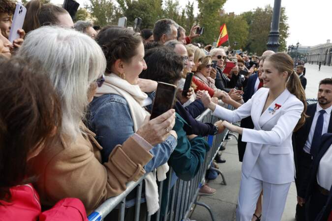 La princesse Leonor a passé un court instant avec le public, devant le palais royal, à la suite de la cérémonie de serment, à Madrid, le 31 octobre 2023.