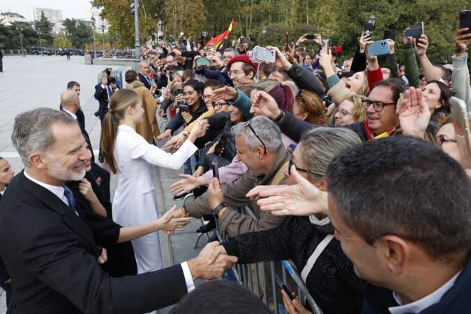 La famille royale d'Espagne est allée serrer des mains après la cérémonie de serment de la princesse Leonor à Madrid, le 31 octobre 2023.
