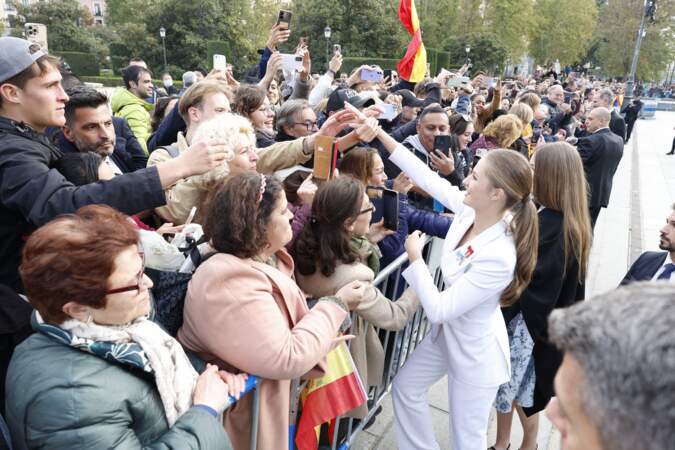 Dans un tailleur blanc, Leonor d'Espagne, 18 ans, a passé un moment avec le public, devant le palais royal, à Madrid, le 31 octobre 2023.
