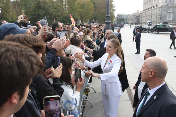 La princesse Leonor a salué le public devant le palais royal, à la suite de sa cérémonie de serment à Madrid, le 31 octobre 2023.