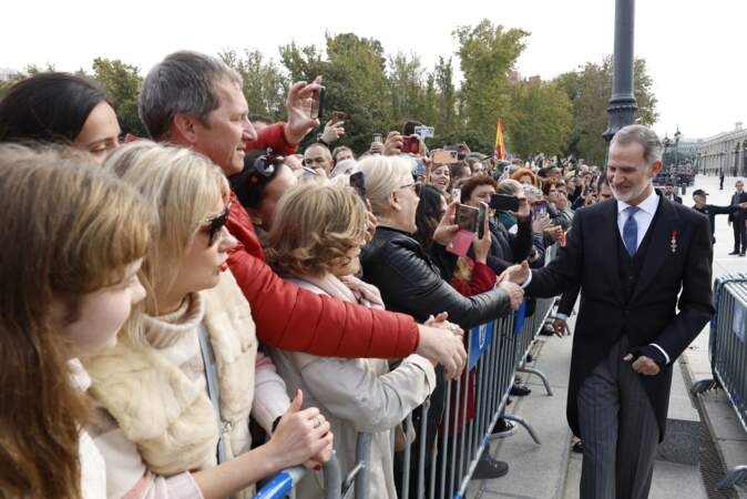 Le roi Felipe VI d’Espagne a profité La famille royale d'Espagne à la rencontre du public devant le palais royal, à la suite de la cérémonie de serment de la princesse Leonor à Madrid, le 31 octobre 2023.