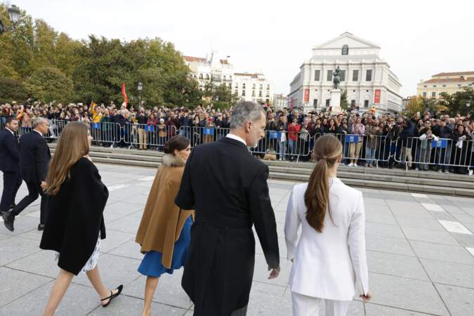 La famille royale d'Espagne est allé vers la foule espagnole devant le palais royal, à la suite de la cérémonie de serment de la princesse Leonor à Madrid, le 31 octobre 2023.