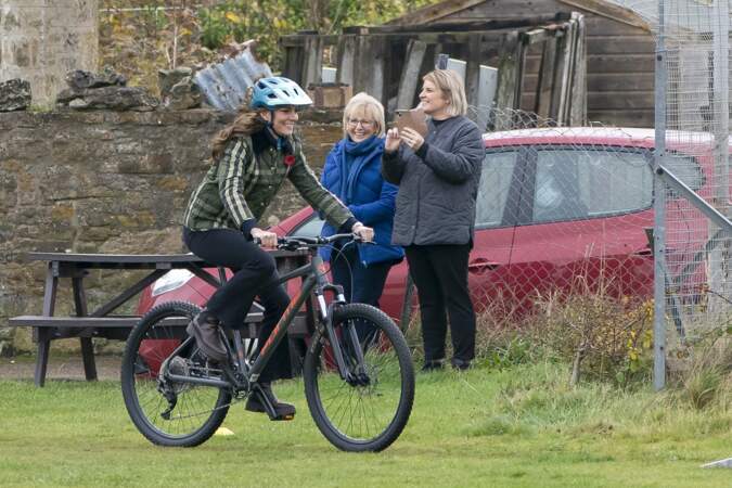 Le prince William et Kate Middleton à vélo pour visiter l'organisation caritative Outfit Moray en Ecosse