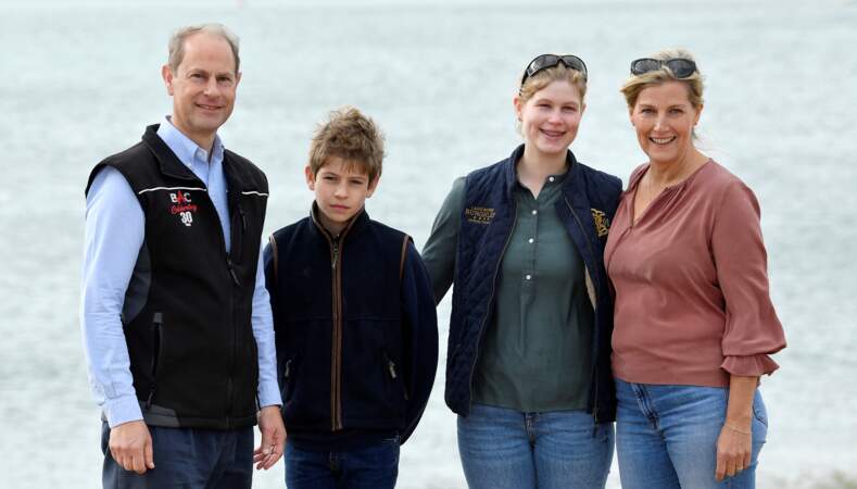 Lady Louise Windsor et sa famille avec les bénévoles de la Marine Conservation Society et de Southsea Beachwatch à Southsea le 20 septembre 2020