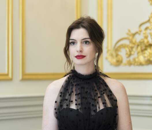 Anne Hathaway avec un chignon flou et une couleur châtain foncée en 2019