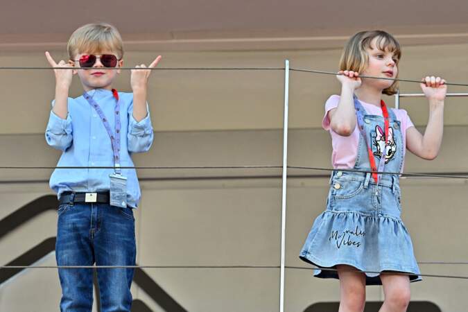 Les enfants du prince Albert II de Monaco assistent au E-Prix De Monaco 2021 depuis le podium
