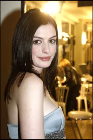 Anne Hathaway et ses cheveux ultra lisses en 2007 à Paris