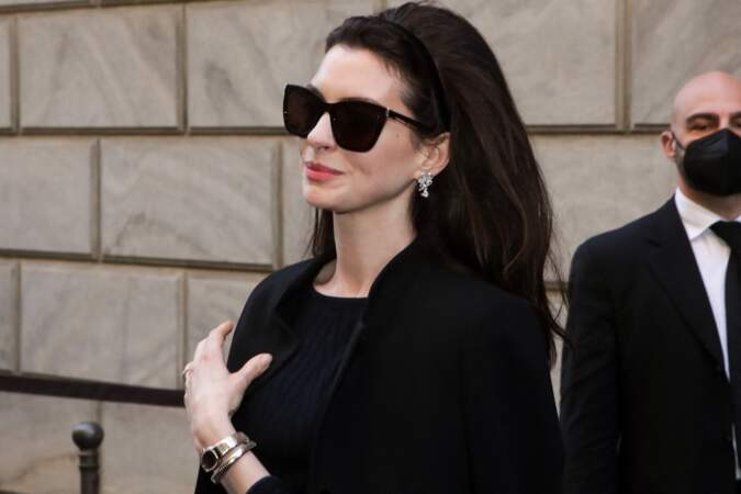 Anne Hathaway avec un brushing glamour maxi-volume à Milan en 2022