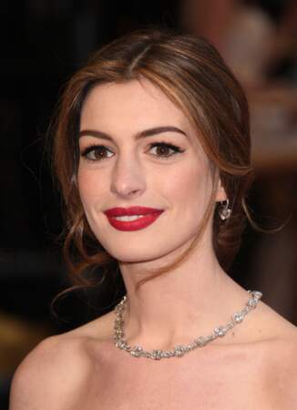 Anne Hathaway fait un balayage en 2011 et arrive aux Oscars avec un chignon flou