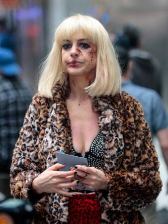 Anne Hathaway avec un carré long et une frange blond polaire dans la série "WeCrashed" en 2021