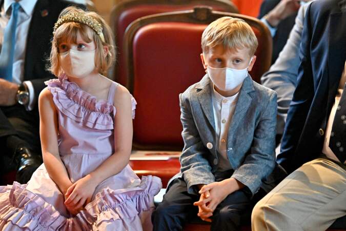 Le prince Albert II de Monaco, le prince Jacques de Monaco et la princesse Gabriella de Monaco accueillent les enfants sinistrés de la tempête Alex .