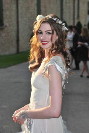 Anne Hathaway divine avec sa couronne de fleurs pour la soirée White Fairy Tale de Valentino en 2011