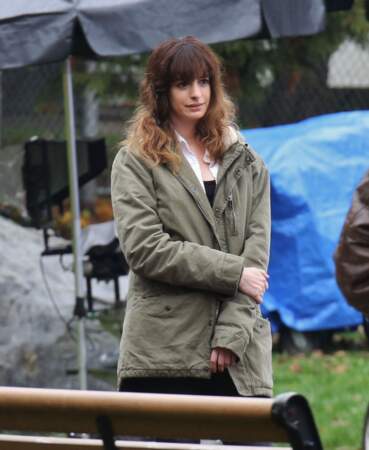 Anne Hathaway se métamorphose avec une maxi-frange et un tie & die sur le tournage du film "Colossal" en 2015
