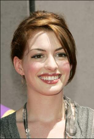 Anne Hathaway avec les couleur châtain et mèche sur le côté en 2004