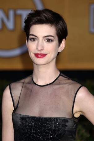 Anne Hathaway redresse ses cheveux courts en mèche rebelle en 2013