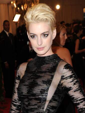 Anne Hathaway ose la coupe punk blonde pour le Met Gala en 2013